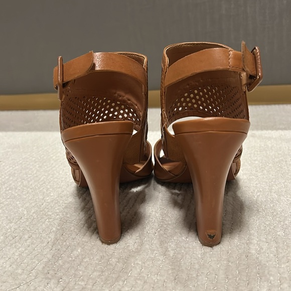 Ateliers Camel Block Heel Sandal
Size 36 - Picture 3 of 7